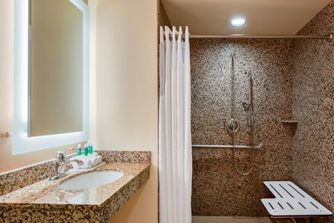 Combined shower/tub, hair dryer, towels