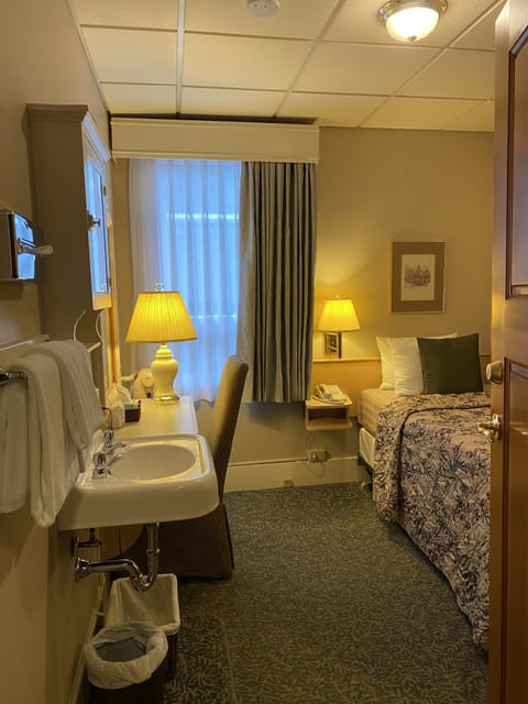 Economy Room, 1 Twin Bed, Shared Bathroom | Desk, free WiFi, bed sheets