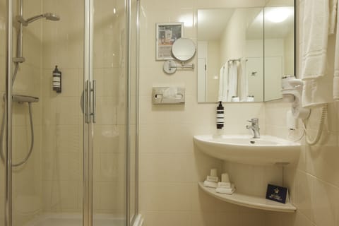 Deluxe Double Room, Terrace | Bathroom | Combined shower/tub, hair dryer, bathrobes, slippers