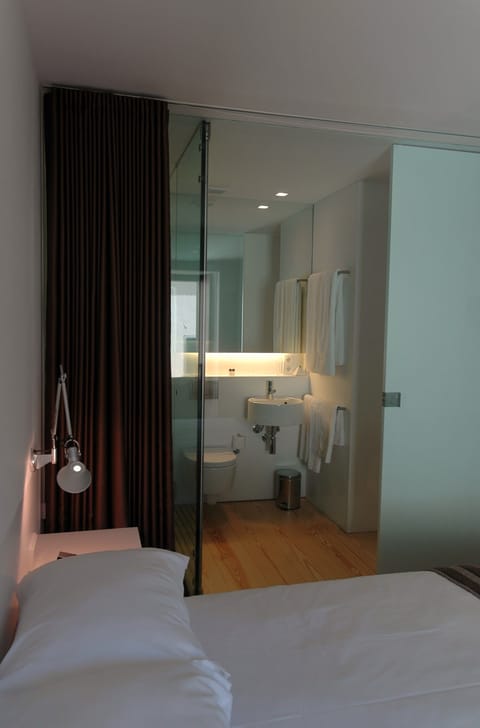 Double Room | Bathroom | Shower, free toiletries, hair dryer, towels