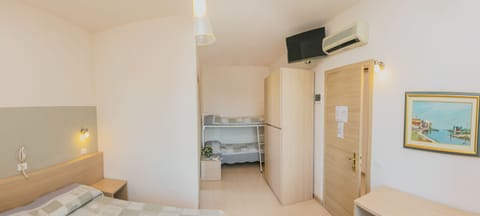 Quadruple Room | In-room safe, desk, free WiFi, bed sheets