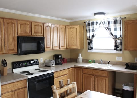 Superior Apartment, 2 Bedrooms, Kitchen, Mountain View | Private kitchen | Fridge, microwave