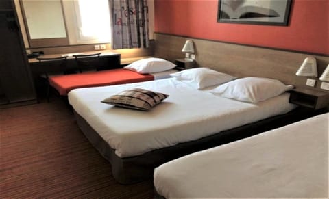 Desk, soundproofing, iron/ironing board, free WiFi