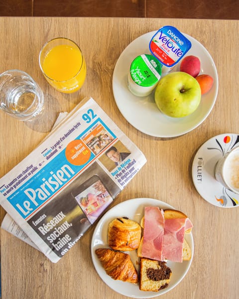 Daily cooked-to-order breakfast (EUR 14 per person)