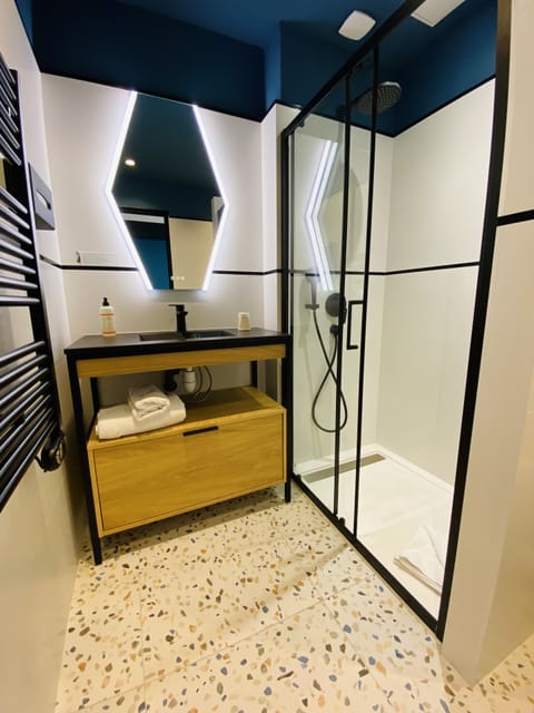 2 Connecting Rooms (3 pax) | Bathroom | Shower, free toiletries, hair dryer, towels