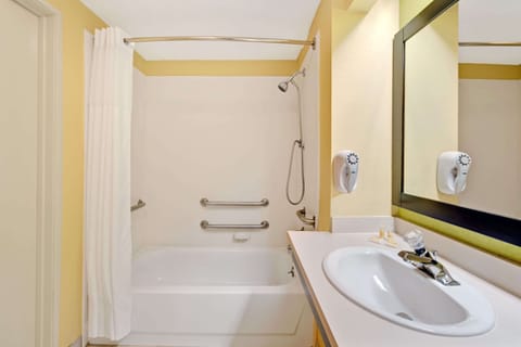 Combined shower/tub, towels