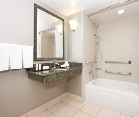 Combined shower/tub, free toiletries, hair dryer, towels