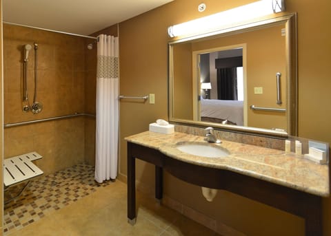 Studio, Accessible, Non Smoking | Bathroom | Shower, hair dryer, towels