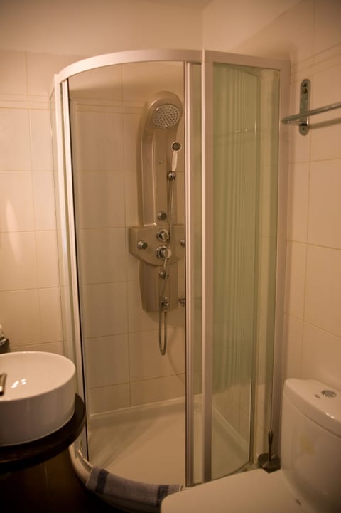 Double Room (Kifeas) | Bathroom | Shower, hair dryer, towels