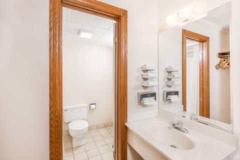 Combined shower/tub, deep soaking tub, free toiletries, hair dryer