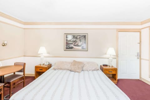 Suite, 1 King Bed | Free WiFi, bed sheets