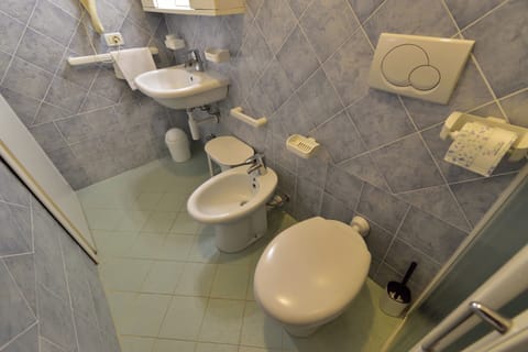 Economy Room | Bathroom | Shower, hair dryer, bidet, towels