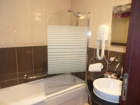 Combined shower/tub, deep soaking tub, free toiletries, hair dryer