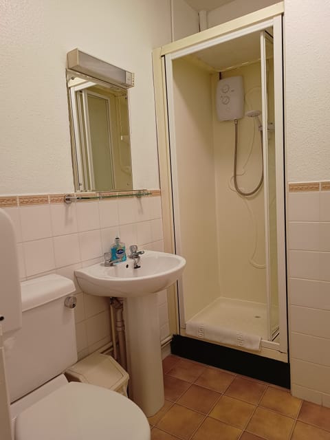 Double Room with Ensuite | Bathroom | Hair dryer, towels