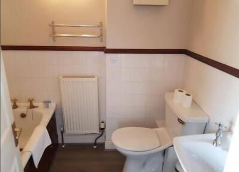 Suite, Ensuite (2 Adults and 1 Child) | Bathroom