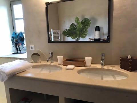 Double or Twin Room (La Rouviere) | Bathroom sink