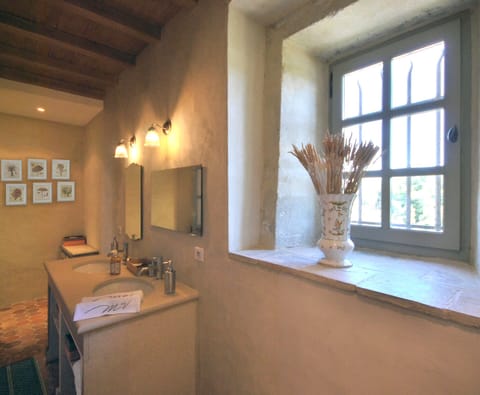 Double or Twin Room (La Boissière) | Bathroom sink