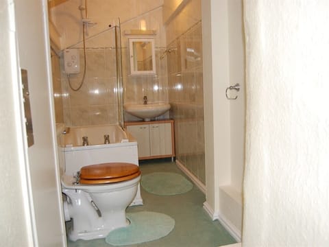 Double Room, Ensuite (with Shower & Bath) | Bathroom