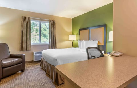 Studio, 1 Queen Bed, Non Smoking | Desk, iron/ironing board, free WiFi, bed sheets