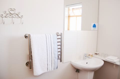 Double Room with King Sized Bed (6) | Bathroom | Free toiletries, hair dryer, bathrobes, towels