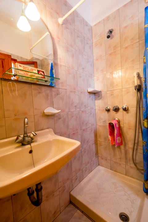 Standard Studio | Bathroom | Combined shower/tub, towels