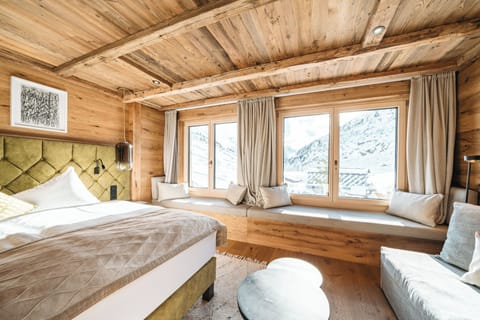 Panoramic Double Room, Mountain View | Hypo-allergenic bedding, minibar, in-room safe, desk