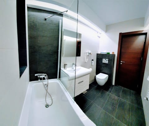 Comfort Double Room | Bathroom | Free toiletries, hair dryer, slippers, towels