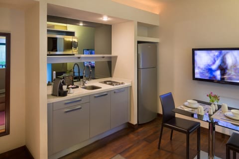 Executive Suite, 1 King Bed | Private kitchen | Full-size fridge, microwave, coffee/tea maker, cookware/dishes/utensils