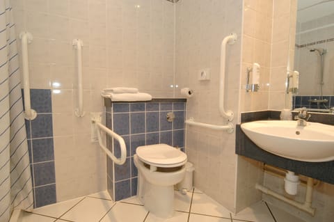 Room, 1 Double Bed | Bathroom | Shower, hair dryer, towels