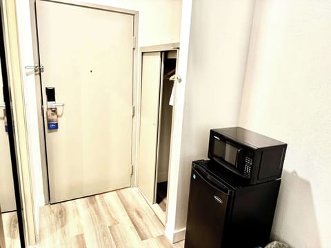 Room, 1 King Bed, Non Smoking | Iron/ironing board, free cribs/infant beds, free WiFi, bed sheets