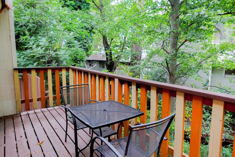 Grey Squirrel Cabin | Terrace/patio