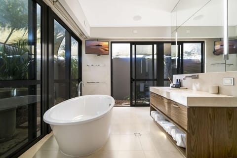 Suite (Mindil) | Bathroom | Shower, free toiletries, hair dryer, towels