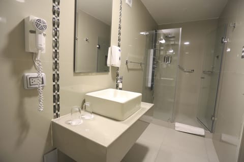 Superior Room, 1 King Bed | Bathroom | Shower, rainfall showerhead, towels