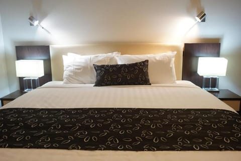 Family Suite | Premium bedding, pillowtop beds, minibar, in-room safe