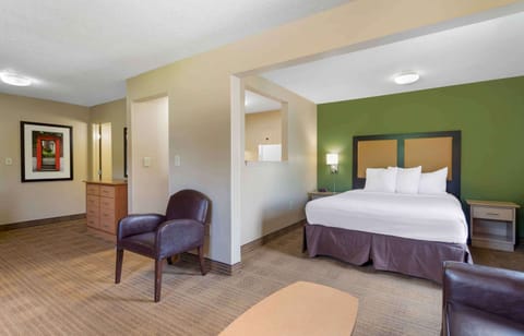 Deluxe Studio, 1 Queen Bed with Sofa bed, Non Smoking | Desk, iron/ironing board, free WiFi
