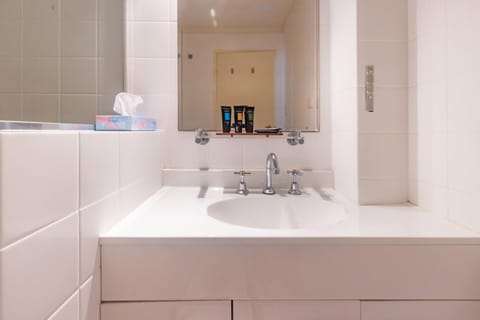 Standard Twin Room | Bathroom sink