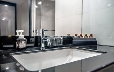 Grand Deluxe Twin Room | Bathroom | Shower, rainfall showerhead, free toiletries, hair dryer