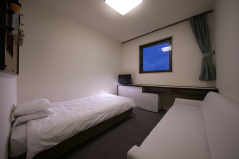 Business Single Room, 1 Bedroom, Smoking | Blackout drapes, free WiFi, bed sheets