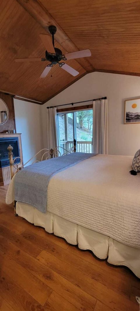 Cottage, 1 King Bed (Blueberry Cottage) | Desk, laptop workspace, blackout drapes, iron/ironing board