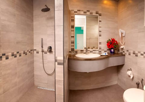 Standard Twin Room | Bathroom | Shower, rainfall showerhead, free toiletries, hair dryer