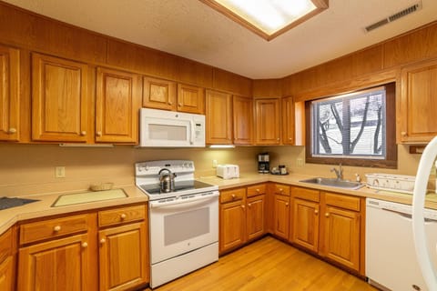 Townhome, 2 Bedrooms | Private kitchen | Toaster