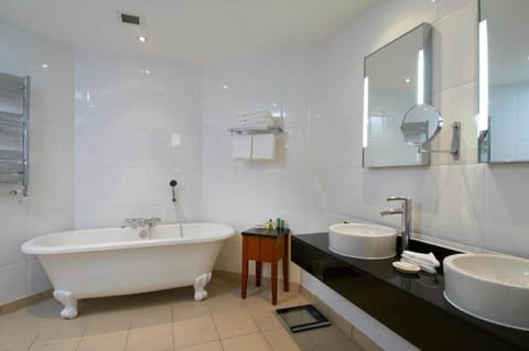 Combined shower/tub, free toiletries, hair dryer, towels