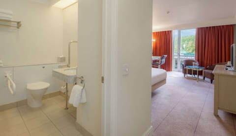 Business Room, 1 Double Bed (Deluxe) | Bathroom | Combined shower/tub, free toiletries, hair dryer, towels