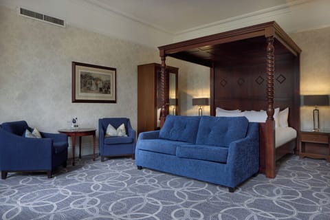 Junior Suite, 1 King Bed | In-room safe, desk, iron/ironing board, free cribs/infant beds