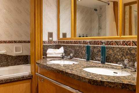 Grand Hilton Suite | Bathroom | Combined shower/tub, free toiletries, hair dryer, towels