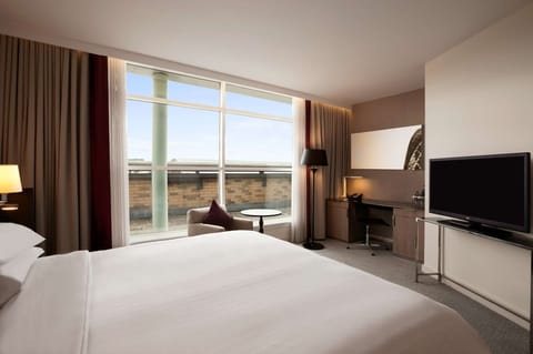 Executive Room, 1 King Bed, Club Lounge Access | Egyptian cotton sheets, premium bedding, in-room safe, desk