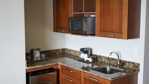 Elite Studio Suite | Private kitchenette | Coffee/tea maker