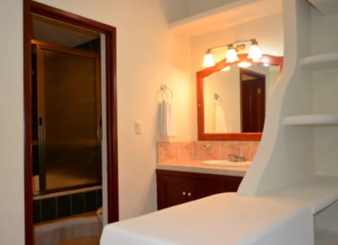 Classic Suite, 1 King Bed | Bathroom | Combined shower/tub, jetted tub, free toiletries, hair dryer