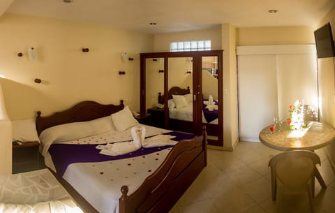 Romantic Suite, 1 King Bed | In-room safe, blackout drapes, iron/ironing board, free WiFi