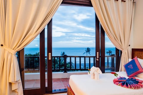 Family Suite, Non Smoking, Sea View | Premium bedding, minibar, in-room safe, individually decorated